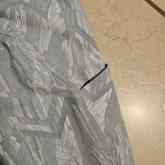 Lululemon Swift Speed Crop Reverberate Chevron Jacquard Blue White 30in L Size 4 - Picture 9 of 9